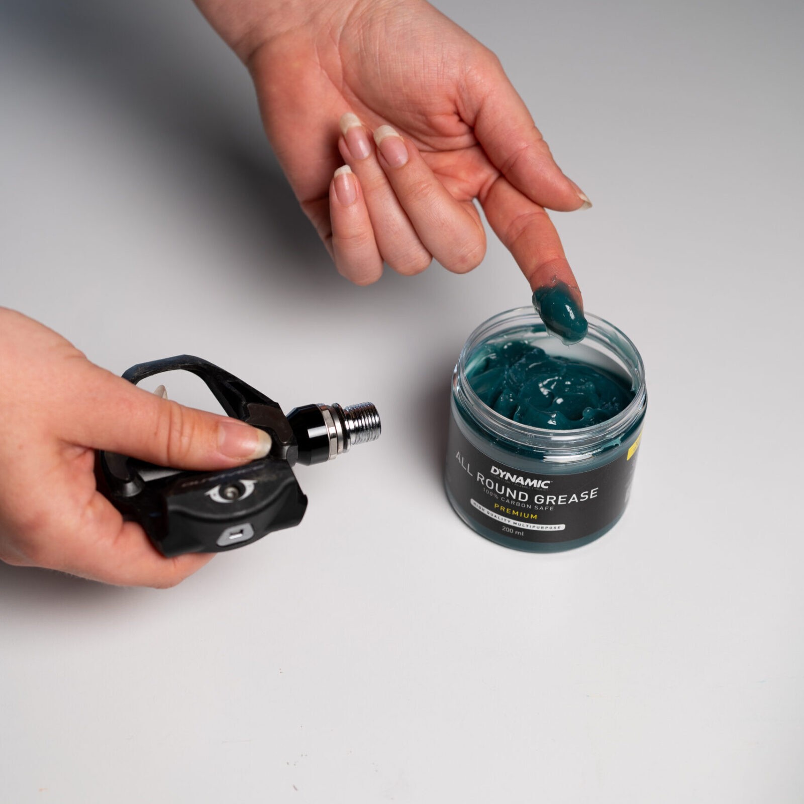 DYNAMIC All Round Grease Premium (200 ml) - apply - 1