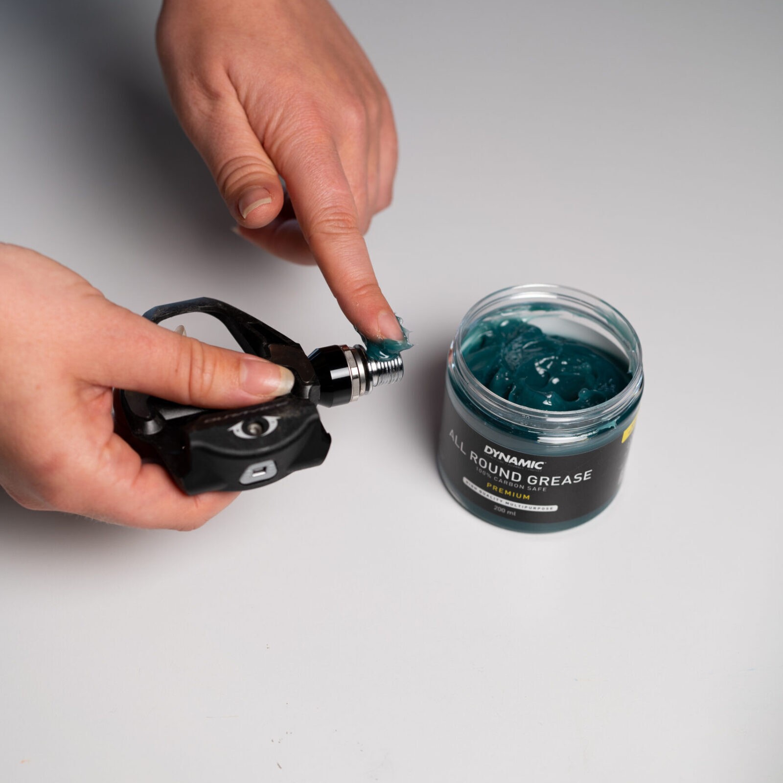 DYNAMIC All Round Grease Premium (200 ml) - apply - 2